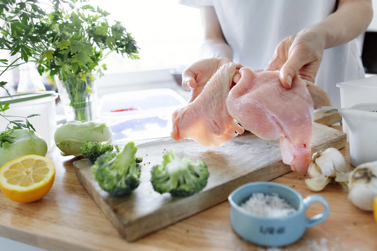 После работы с сырым мясом или яйцами обязательно мойте руки, чтобы не перенести микробы на другие продукты