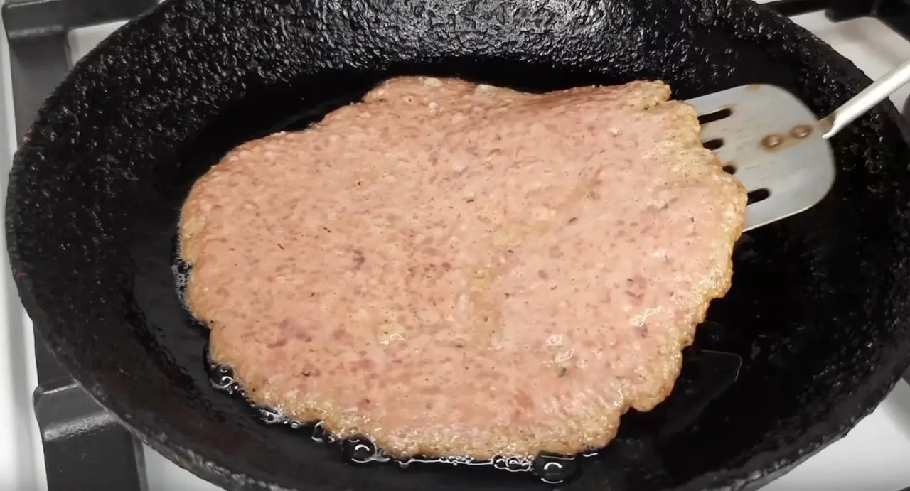 Обжарьте блины с обеих сторон