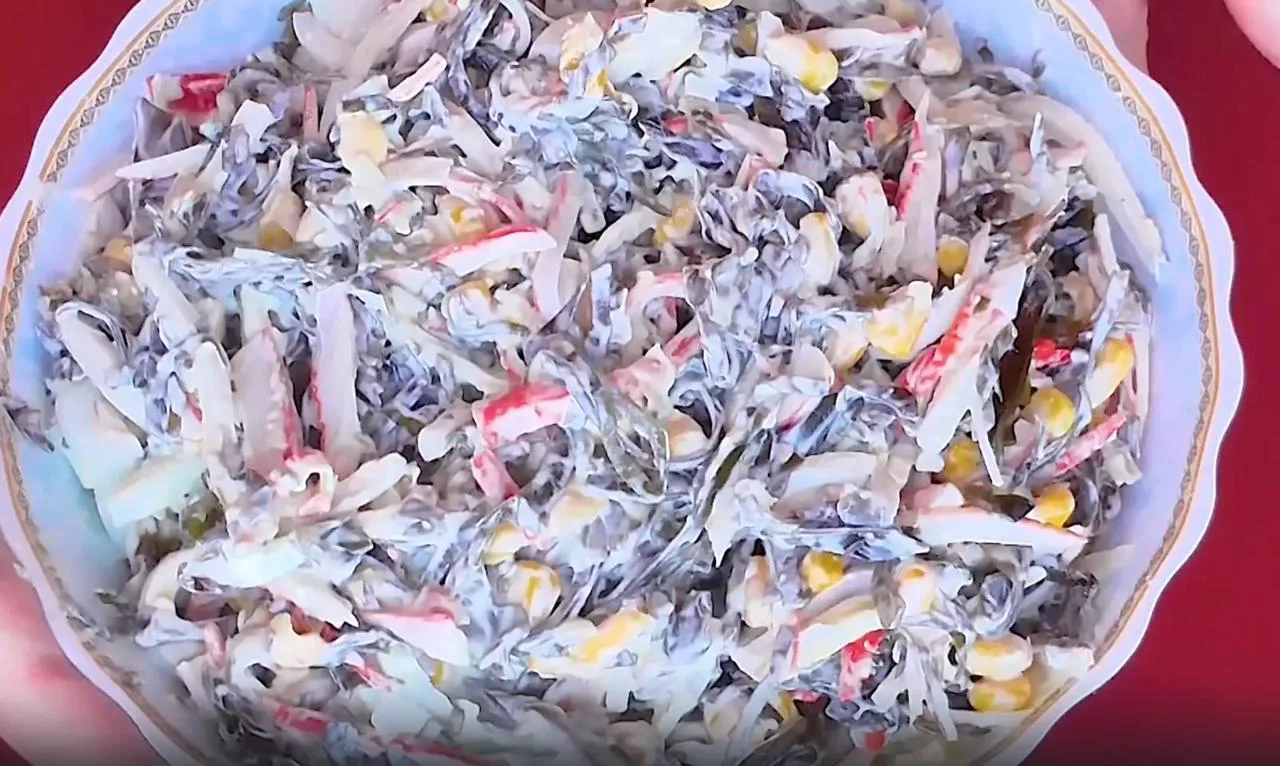 Заправьте салат майонезом