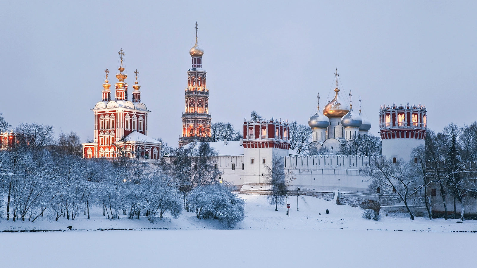 Вид на архитектурный ансамбль Новодевичьего монастыря в Москве