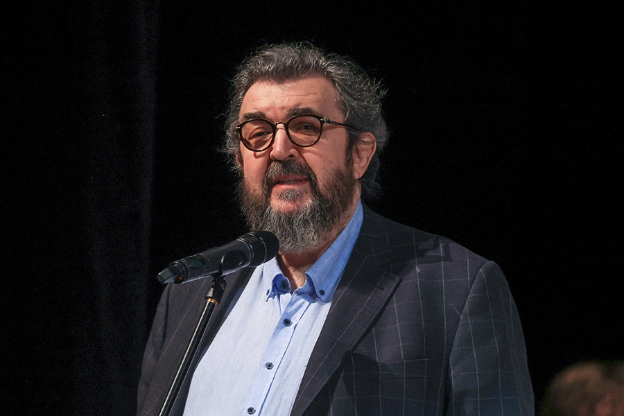 &laquo;Я следую простым человеческим вещам&nbsp;&mdash; поступать с людьми так, как&nbsp;бы хотел, чтобы с тобой поступали. Не обижать слабых и зависимых от тебя людей. Как сказал прекрасный писатель Даниил Гранин, &laquo;не забывайте, что совесть никто не отменял. Никогда&raquo;,&nbsp;&mdash; говорил Золотовицкий.

Актер и педагог скончался 14 января в 9:30 утра в одной из московских больниц. По данным ТАСС, причиной смерти стал рак.