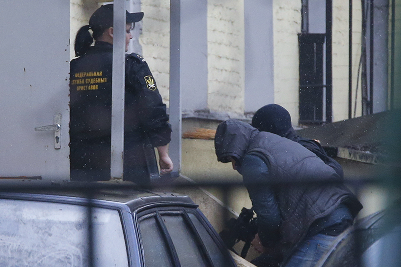 Один из подозреваемых в убийстве политика Бориса Немцова доставлен в Басманный суд города Москвы.