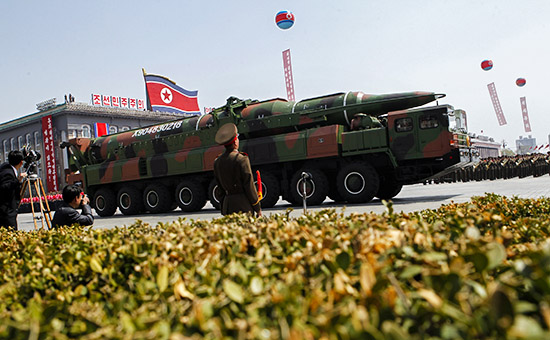 Баллистическая ракета на военном транспорте во время парада в честь дня рождения Ким Ир Сена, Северная Корея. Архивное фото