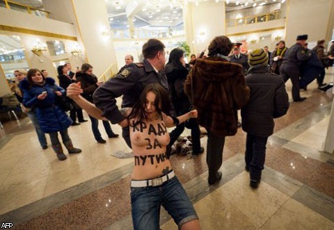 Активистки FEMEN устроили топлесс-акцию на участке В.Путина