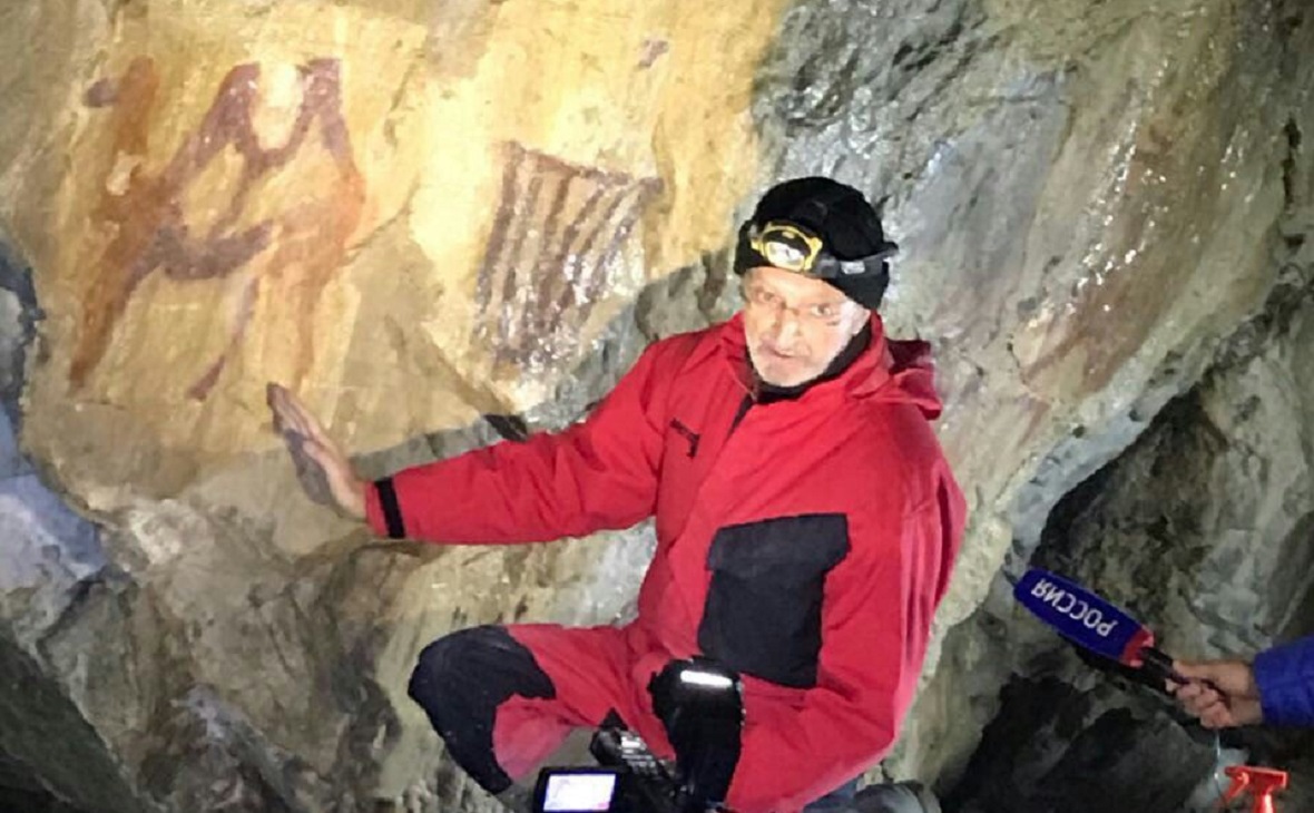 Французский ученый&nbsp; Эудальд Гуиламет демонстрирует находку в пещере Шульган-Таш