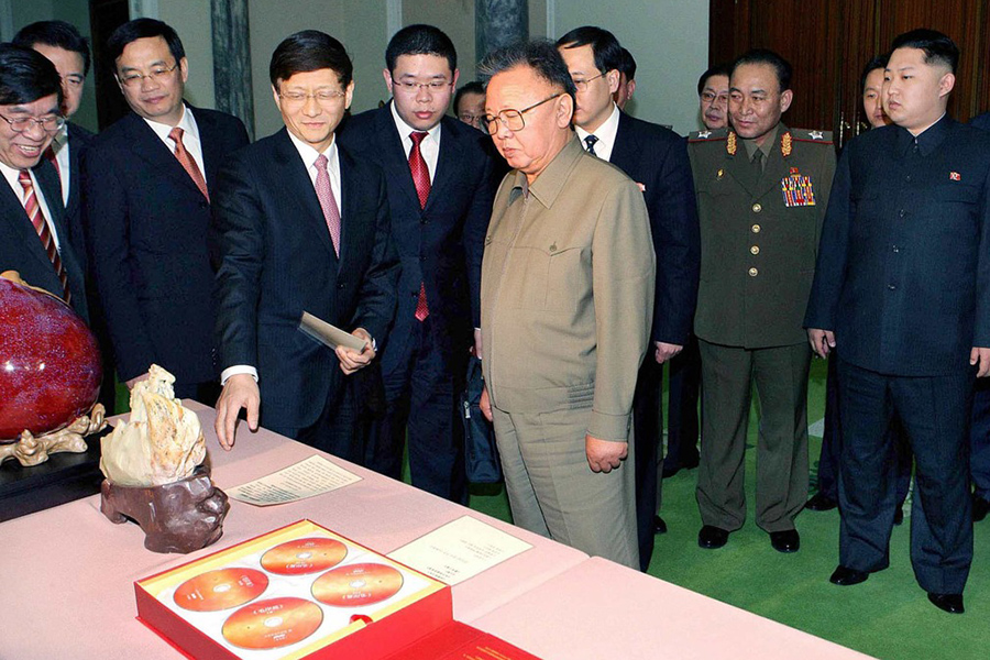 В 2011 году правительство КНР&nbsp;подарило Ким Чен Иру на 70-летие скульптуру, набор китайских фильмов и фарфоровый персик &mdash; китайский символ долгой жизни