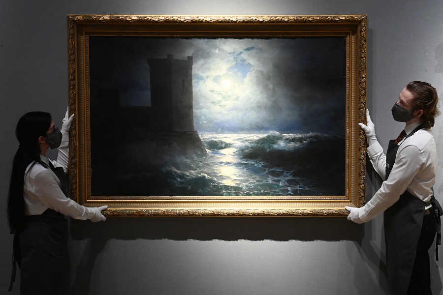 Картина Ивана Айвазовского «Генуэзские башни в Черном море» на предварительном показе торгов произведений русского искусства аукционного дома Christies в Лондоне, 25 ноября 2021 года