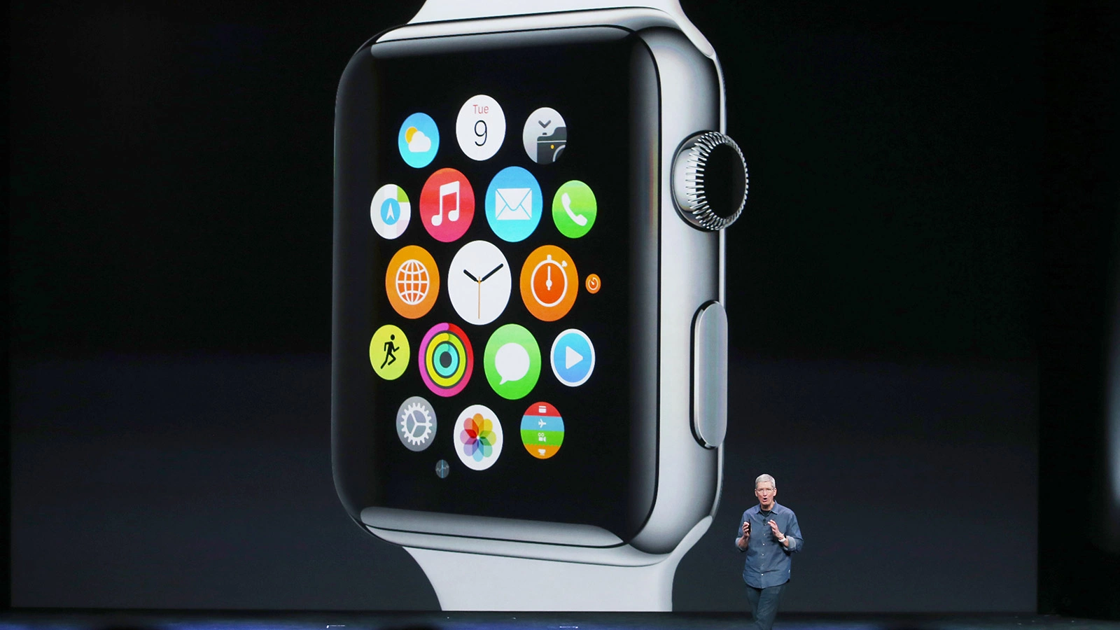 <p>На фото: генеральный директор Apple Тим Кук рассказывает об Apple Watch во время специального мероприятия Apple в Центре Flint 9 сентября 2014 года в Купертино, Калифорния. Тогда компания представила Apple Watch и два новых iPhone&nbsp;&mdash; iPhone 6 и iPhone 6 Plus</p>