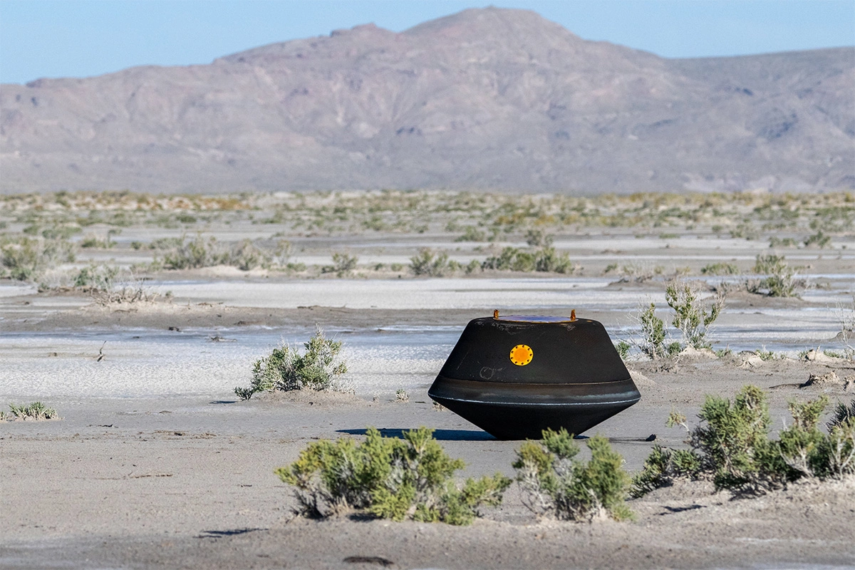 <p>Капсула с образцами космического грунта миссии OSIRIS-REx, приземлившаяся на испытательном полигоне в штате Юта</p>