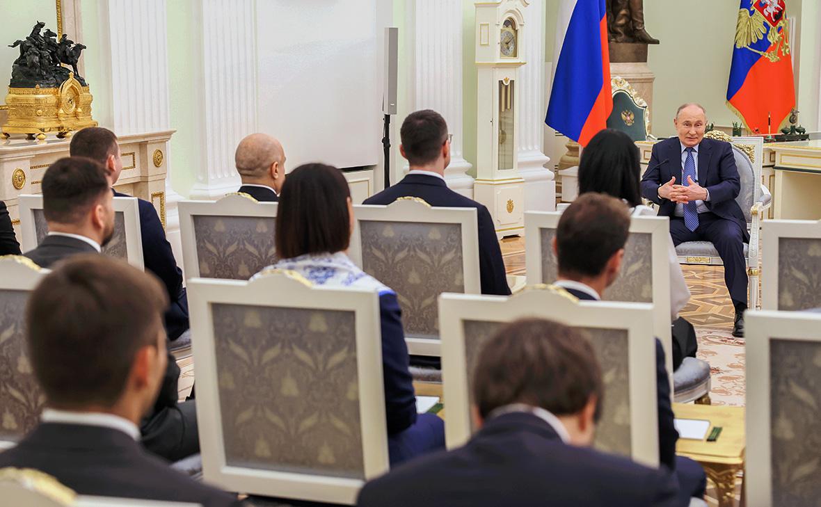 Владимир Путин во время встречи в Кремле с победителями конкурса &laquo;Лидеры России&raquo;
