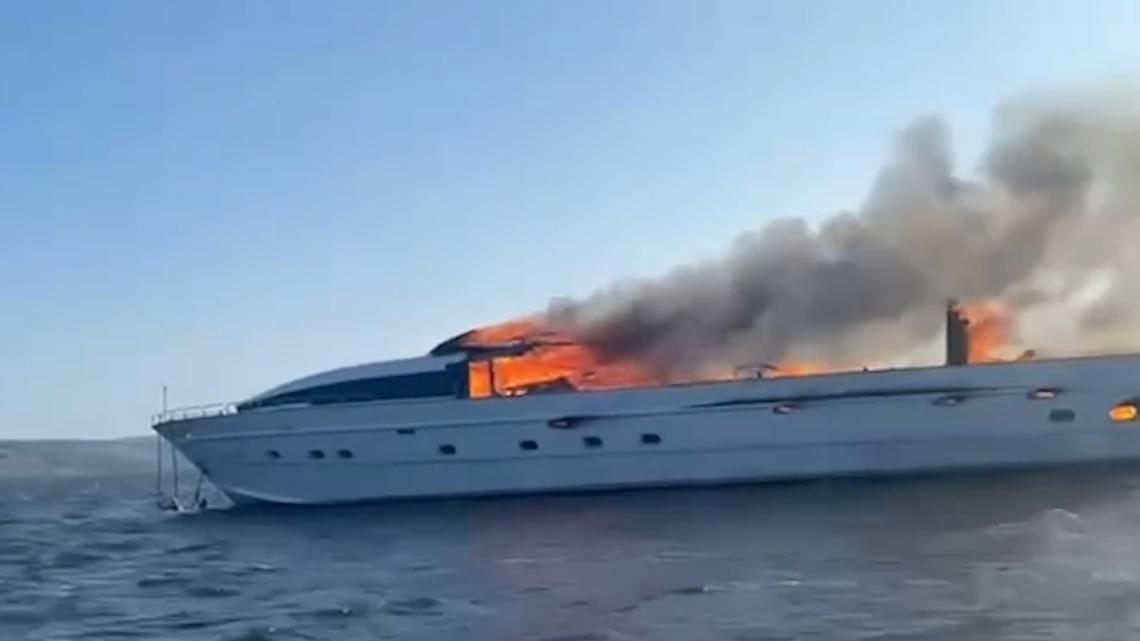 На Волге яхта с пассажирами загорелась на ходу. Видео
