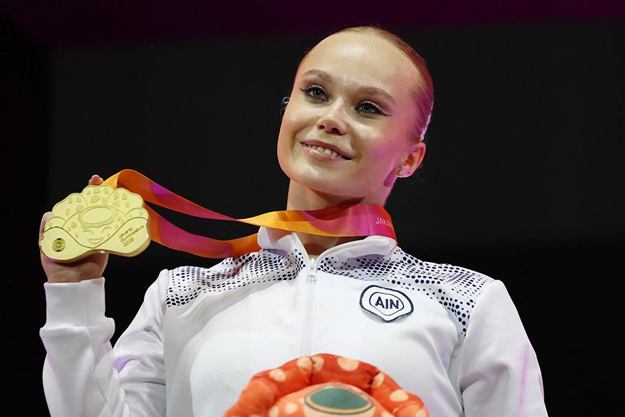Ангелина Мельникова во время церемонии награждения победителей в индивидуальном многоборье среди женщин на чемпионате мира по спортивной гимнастике в Джакарте, 2025 год