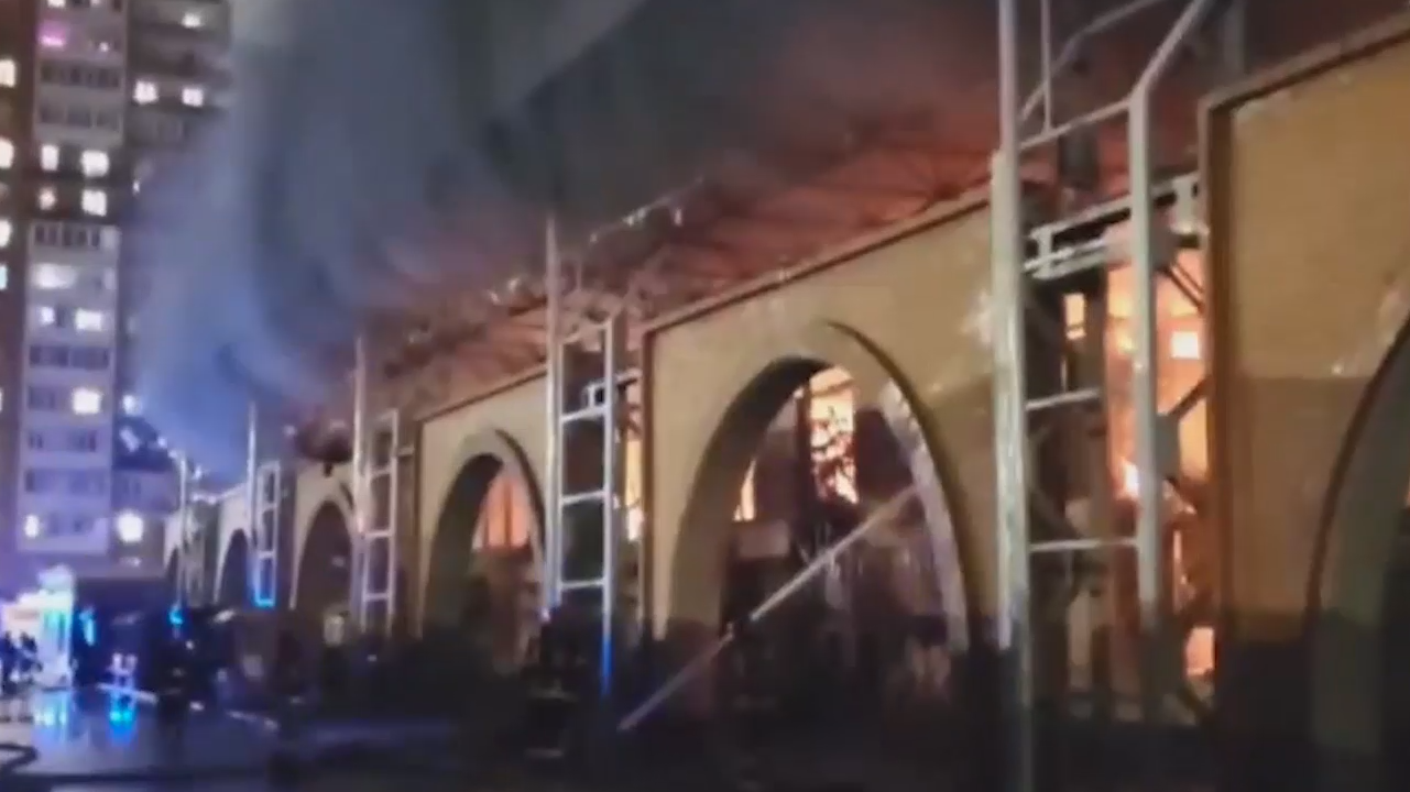 При тушении пожара на рынке в Петербурге нашли погибшего