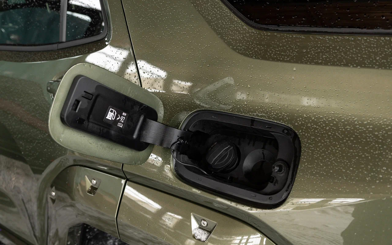 Заправлять Tank 400 можно бензином АИ-92. Учитывая отменный аппетит модели, огромный плюс