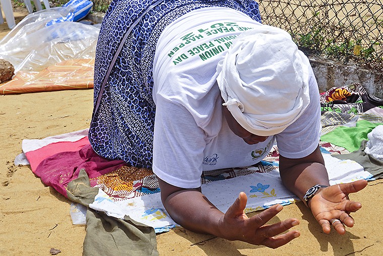 Женщина из Либерии молится о том, чтобы лихорадка не получила дальнейшего распространения. ВОЗ признала лихорадку чрезвычайной ситуацией мирового значения. 