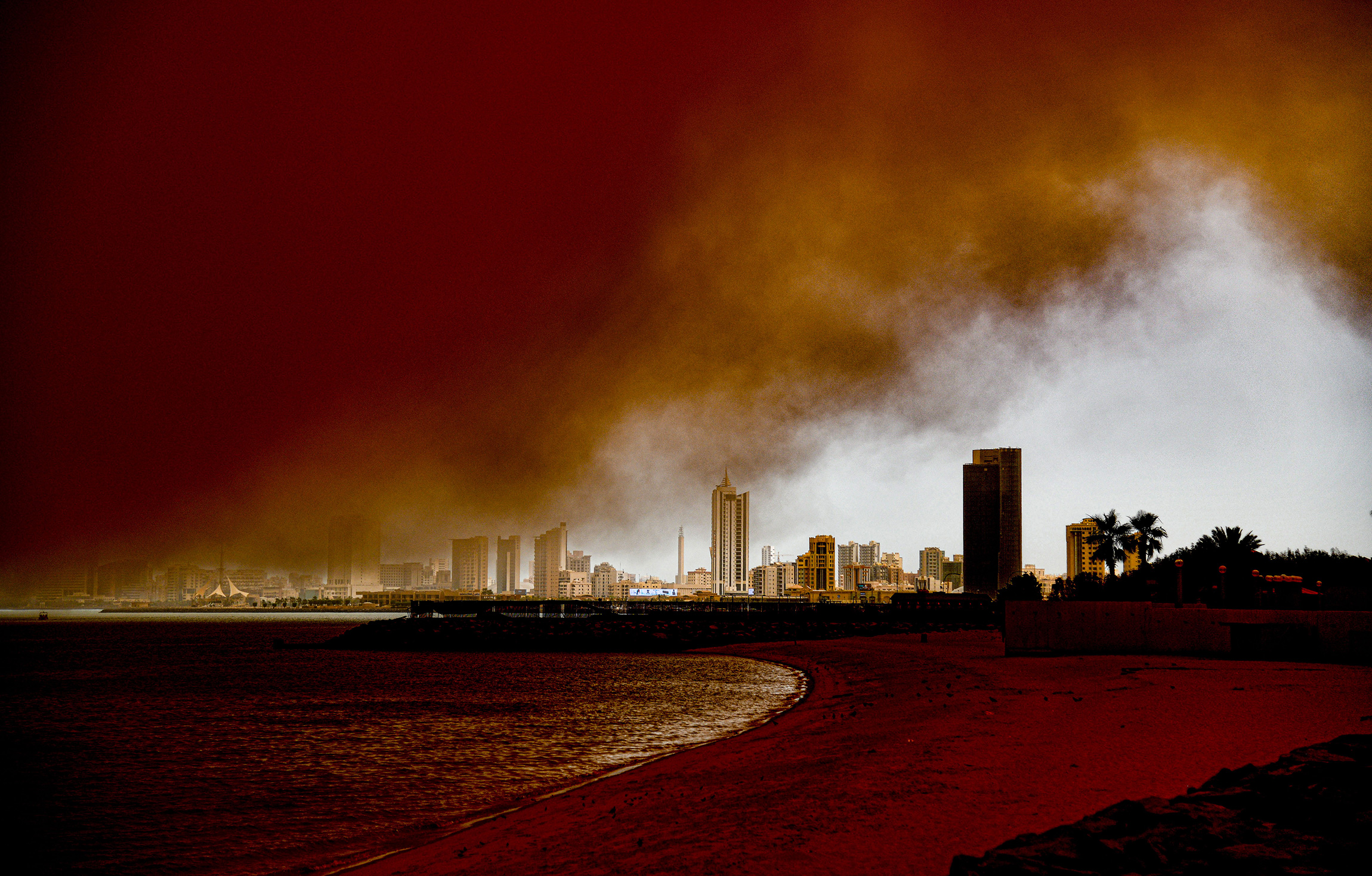 На фото:  Кувейт, берег Персидского залива, 23 мая&nbsp;2022 года.

Синоптики объявили общенациональное предупреждение об опасной погоде из-за пыльных условий, связанных с песчаной бурей. Плохие погодные условия будут сохраняться в течение 48 часов&nbsp;&mdash; до 25 мая