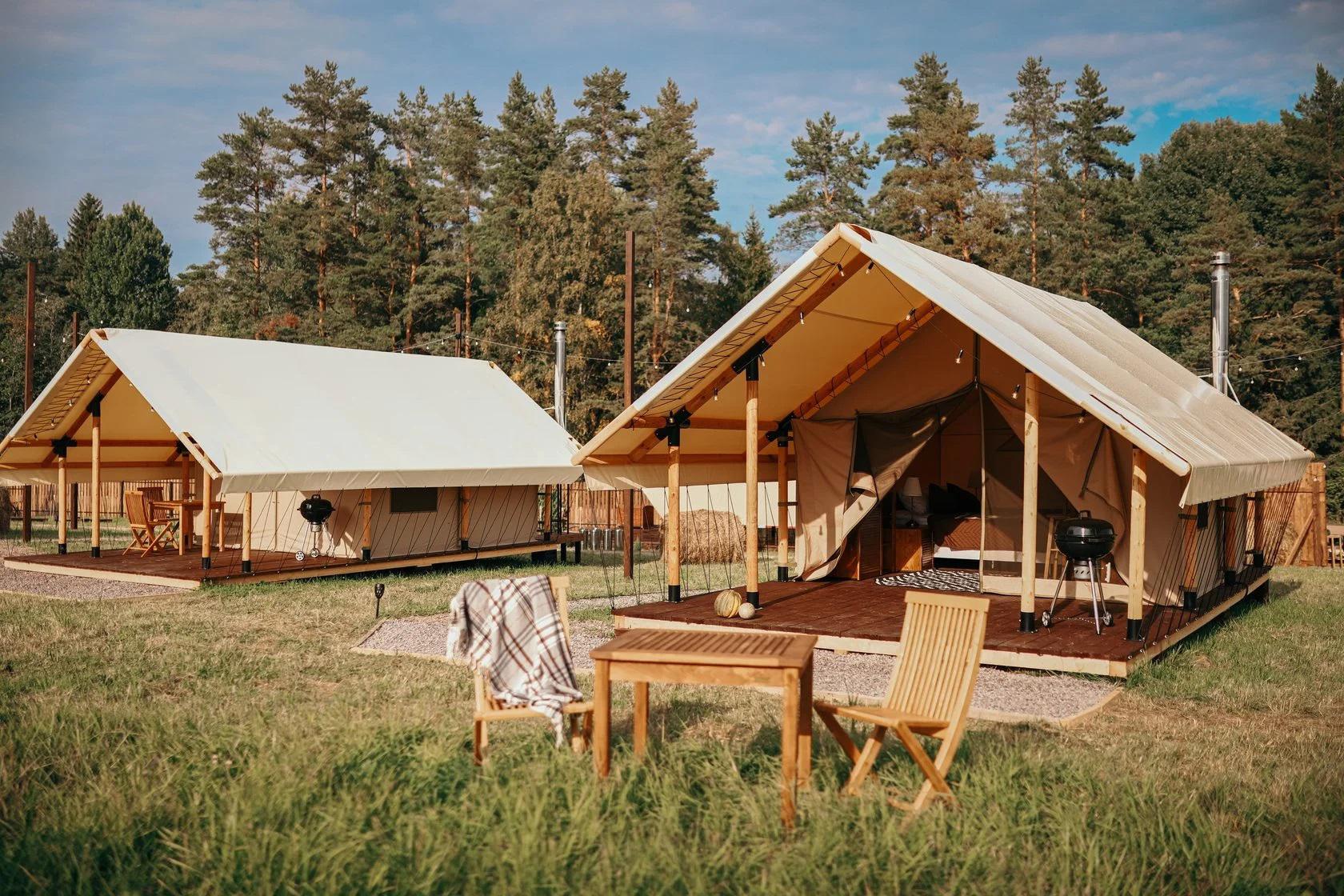 Палатка состоит из натянутого тента и деревянного каркаса