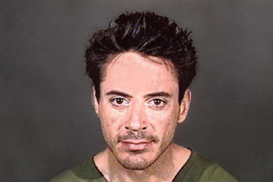Роберт Дауни-младший на&nbsp;фотографии в полицейском участке&nbsp;24 апреля 2001 года в Калвер-Сити, Калифорния