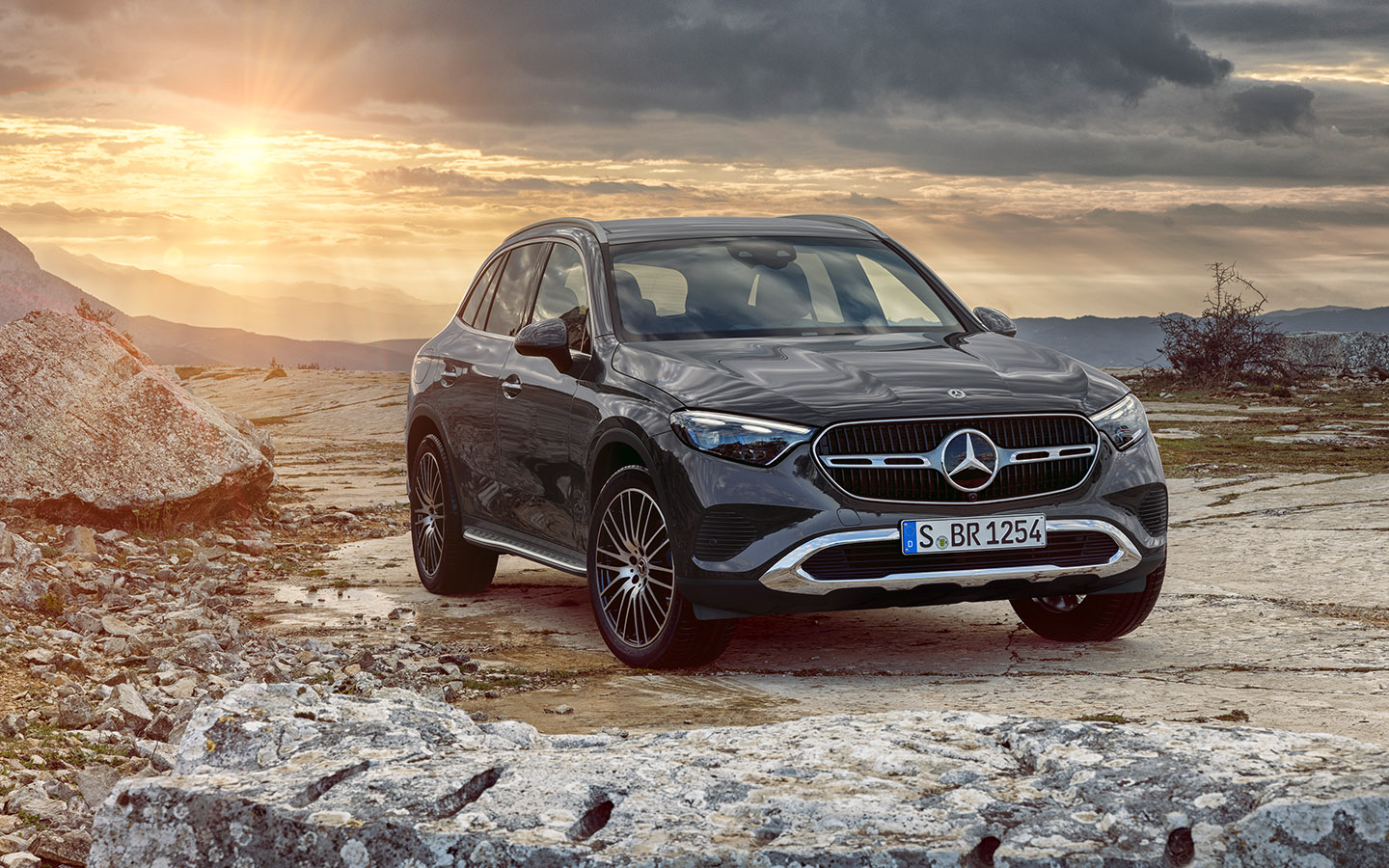 Mercedes-Benz GLC

Летом 2015 года Mercedes-Benz GLC сменил GLK и вышел на российский рынок с ценником от 2,49 млн руб. В линейке были как бензиновые, так и дизельные версии, в том числе с пневмоподвеской и полным приводом 4MATIC. Сейчас второе поколение GLC доступно у дилеров через параллельный импорт. Цены начинаются от 5&nbsp;750&nbsp;000 и доходят до 12&nbsp;755&nbsp;000 руб.

2015 год


Двигатель&nbsp;&mdash; 2 л
Мощность&nbsp;&mdash; 211 л.с.
Коробка&nbsp;&mdash; &laquo;автомат&raquo;
Макс. скорость&nbsp;&mdash; 222 км/ч;
Разгон до 100 км/ч&nbsp;&mdash; 7,3 секунды


2025 год


Двигатель&nbsp;&mdash; 2 л
Мощность&nbsp;&mdash; 196 л.с.
Коробка&nbsp;&mdash; &laquo;автомат&raquo;
Макс. скорость&nbsp;&mdash; 219 км/ч
Разгон до 100 км/ч&nbsp;&mdash; 8 секунд
