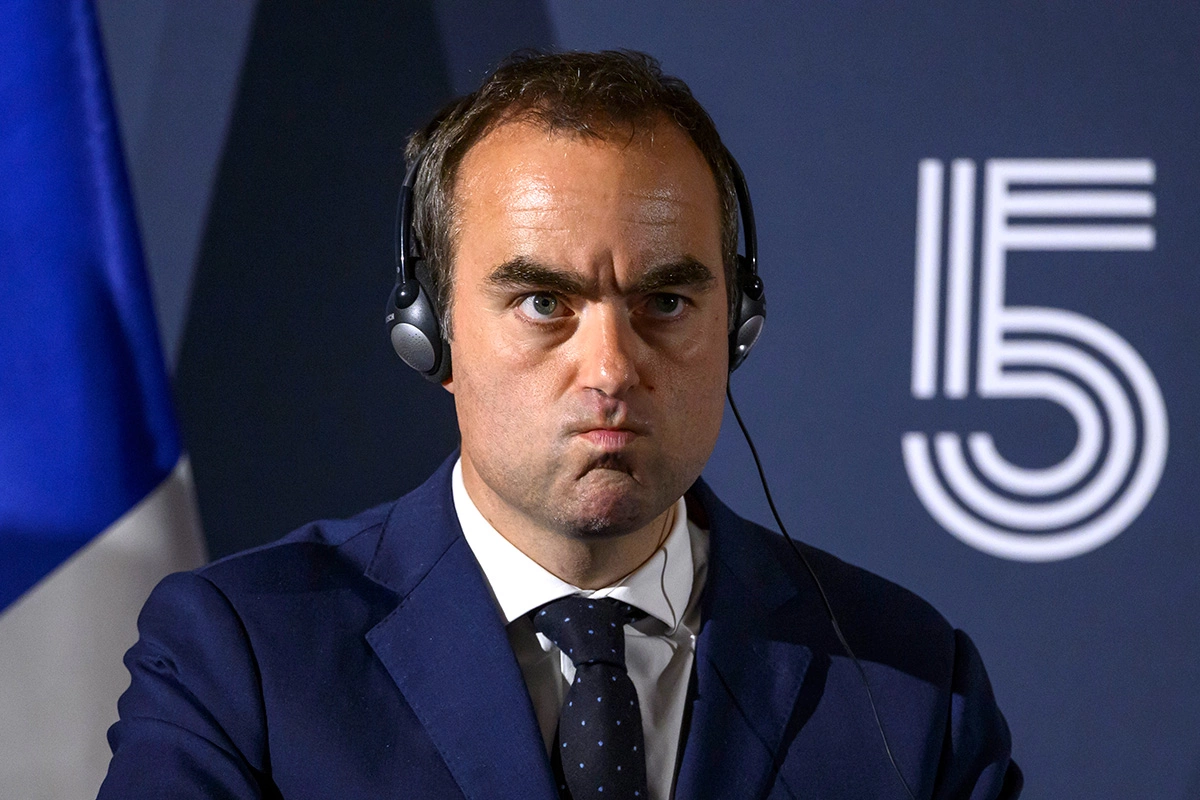 Себастьен Лекорню во время пресс-конференции после встречи «Группы пяти». Рим. 16 мая 2025 года