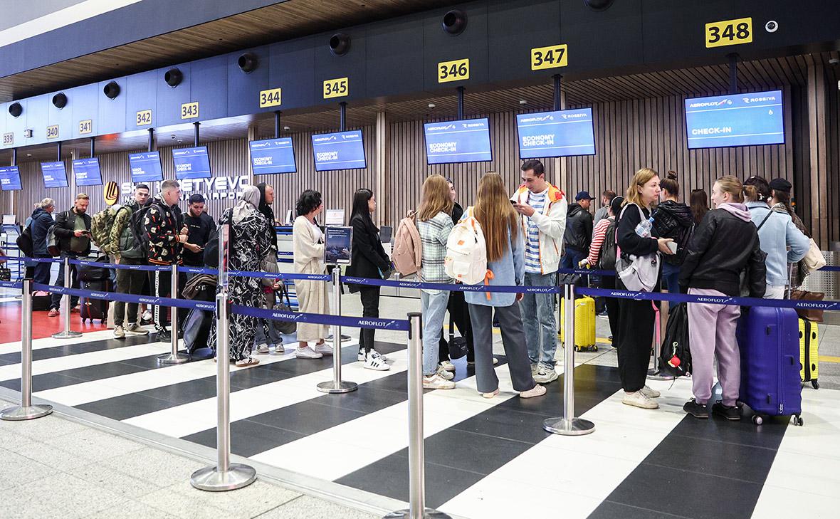 Пассажиры у стоек регистрации на рейс Москва&nbsp;&mdash; Краснодар авиакомпании &laquo;Аэрофлот&raquo;
