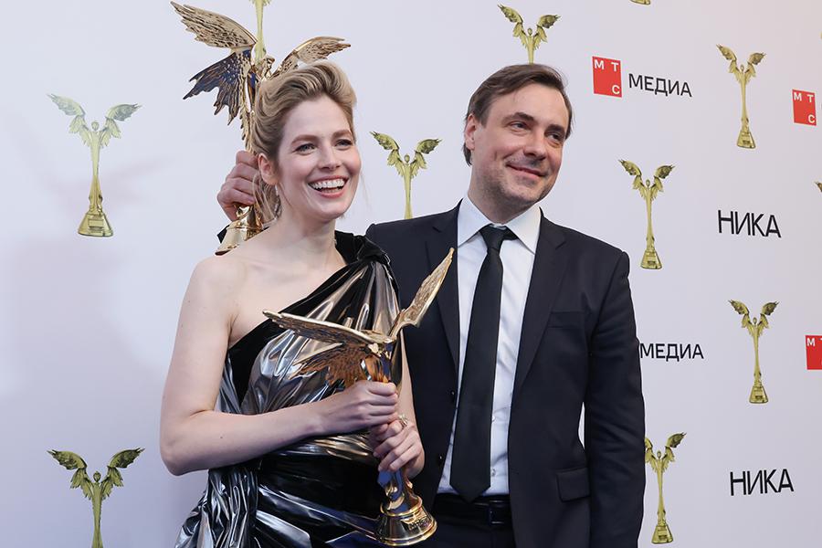 Актриса Юлия Снигирь, получившая награду в номинации «Лучшая женская роль» (фильм «Мастер и Маргарита»), и Евгений Цыганов, получивший награду в номинации «Лучшая мужская роль» (фильм «Мастер и Маргарита»), на церемонии вручения национальной кинематографической премии «Ника» за 2024 год в театре «Маска»
