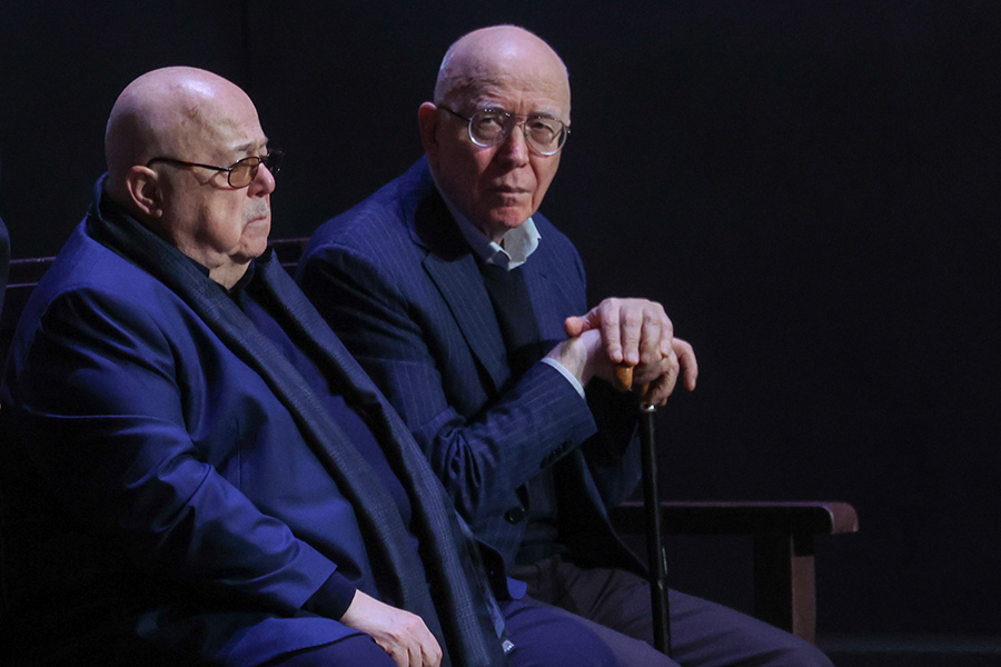 Попрощаться с Симоновым пришел Александр Калягин. Комментируя смерть товарища, художественный руководитель театра Et Cetera заявил, что с ним &laquo;на сцене было надежно и легко, он был не только великим артистом, но и великим партнером&raquo;. На фото&nbsp;&mdash; Александр Калягин (слева).