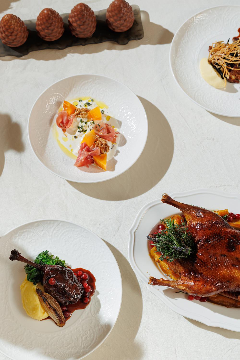 Страчетелла с хурмой, прошутто&nbsp;и утиная ножка, пюре из печеного картофеля, кейл&nbsp;