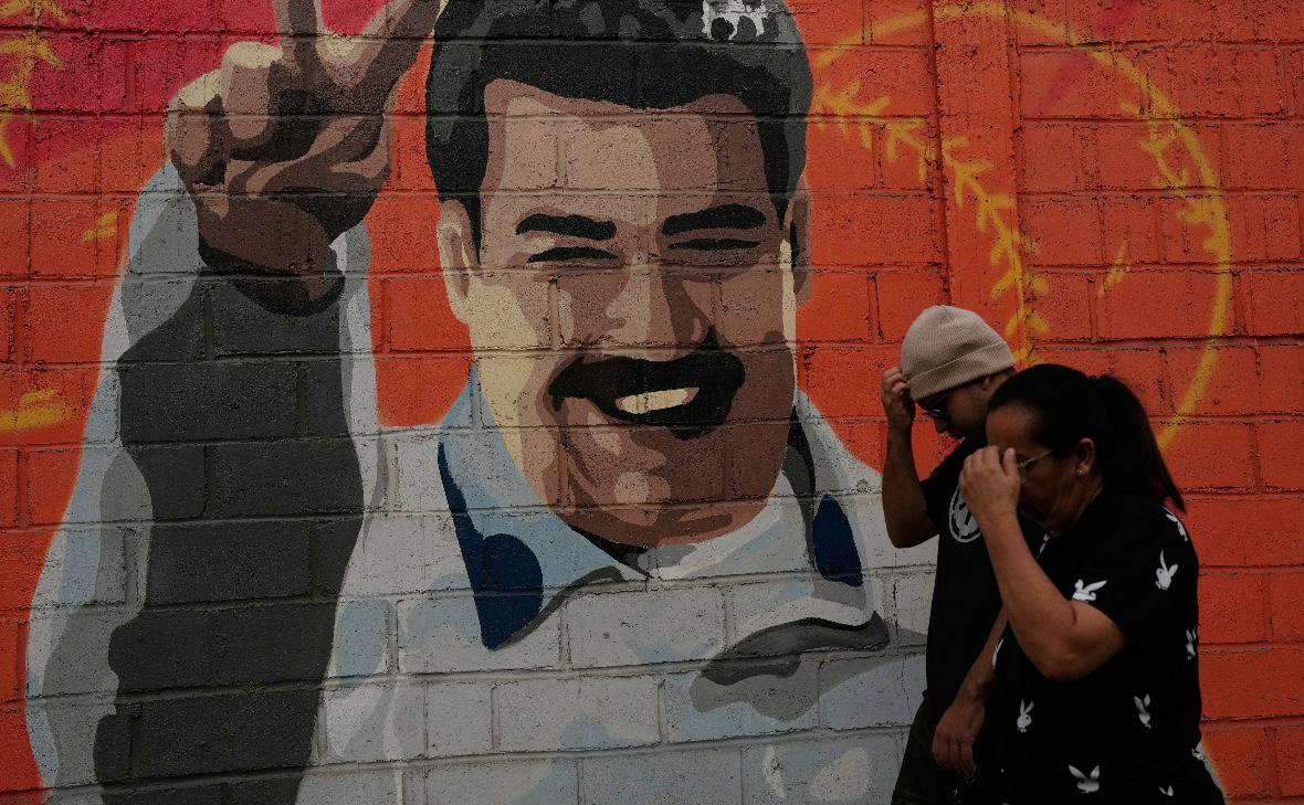 Граффити с изображением Николаса Мадуро в костюме Nike