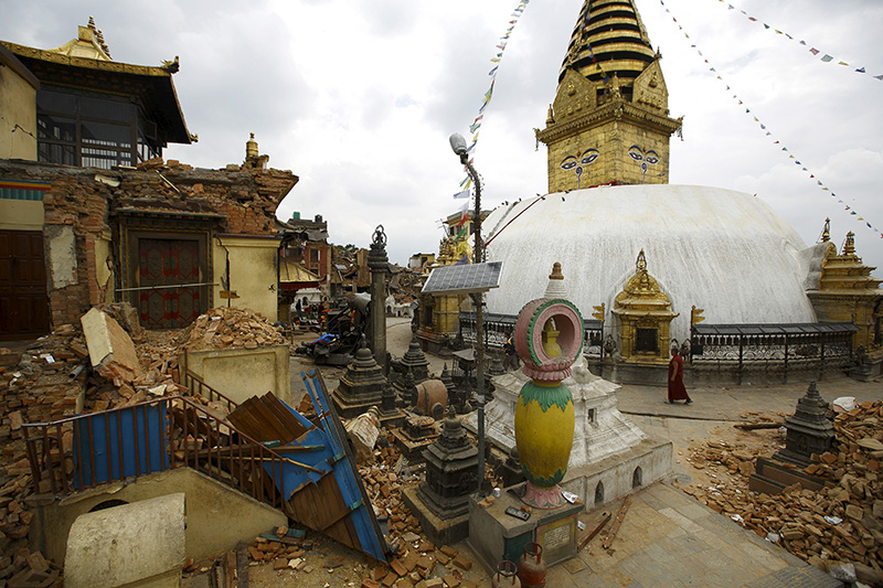 Комплекс&nbsp;Сваямбунатх

Землетрясение частично повредило архитектурные элементы на территории буддистского храмового комплекса Сваямбунатх, также известного как&nbsp;Обезьяний храм (имеет такое название, так как в северо-западной части центра обитает большое количество диких обезьян). Сваямбунатх является одним из самых популярных мест паломничества и туристического интереса в Непале.


&nbsp;
