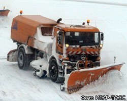 Снегопад практически парализовал движение транспорта в Москве