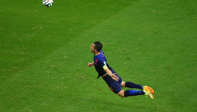 Капитан сборной Голландии Робин ван Перси забивает испанцам удивительный по красоте гол