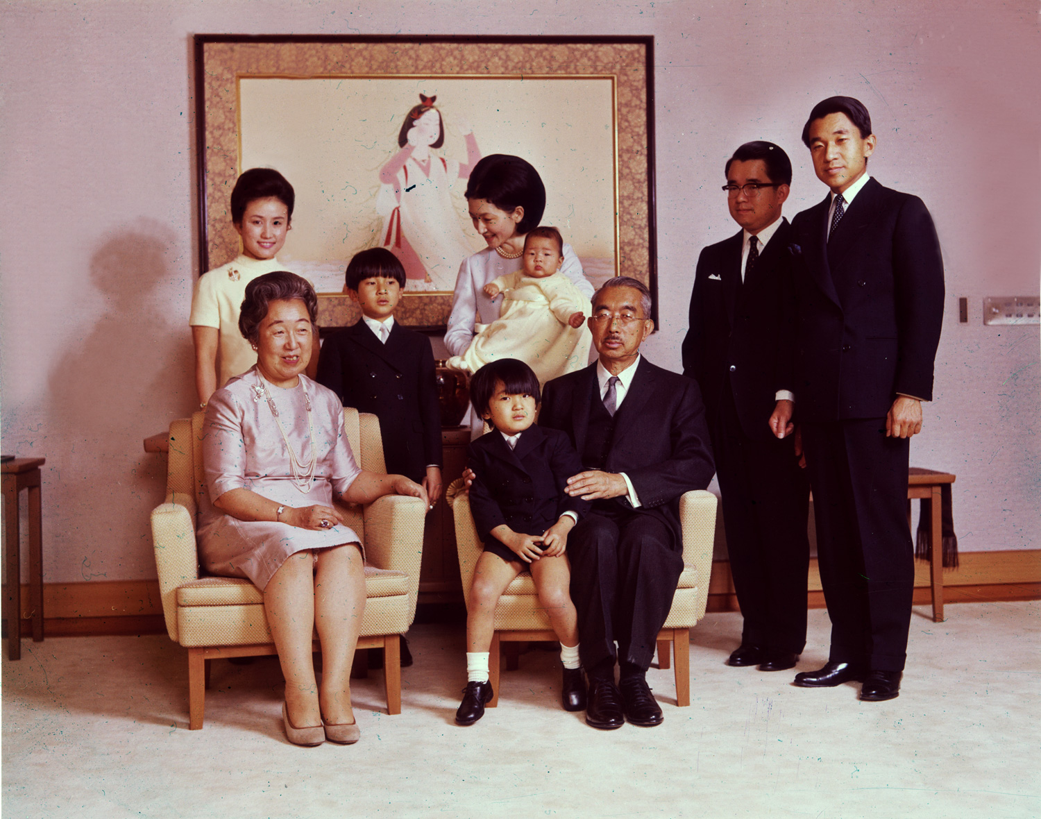 Император Хирохито (1901 - 1989) и императрица Нагако со своими детьми и внуками
&nbsp;