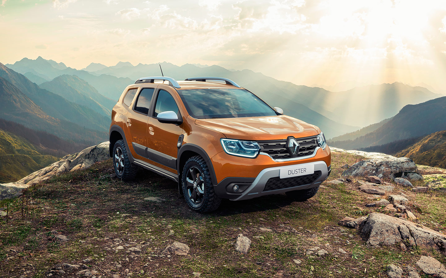 

Renault Duster



Одной из главных новинок российского рынка начала весны стал кроссовер Renault Duster второго поколения, цены на который варьируются от 945&nbsp;000 до 1&nbsp;460&nbsp;000 рублей. Дизайн машины не сильно отличается от европейской&nbsp;Dacia Duster. Российский внедорожник&nbsp;комплектуются 1,6-литровым бензиновым &laquo;атмосферником&raquo; с отдачей 114 или 117 лошадиных сил. В гамме моторов осталась 2,0-литровая &laquo;четверка&raquo; мощностью 143 л.с. и появился&nbsp;новый 1,3-литровый турбомотор мощностью 150 лошадиных сил. Несмотря на многочисленные слухи, Renault не стала оставлять Россию без дизельной модификации Duster&nbsp;&mdash; машину можно приобрести с 1,5-литровым 109-сильным турбодизелем. Производство автомобиля ведется на заводе в Москве.