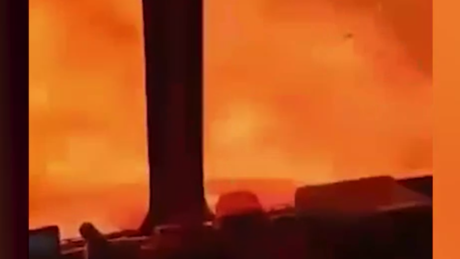 Как спасатели прорвались сквозь стену огня в Рязанской области. Видео