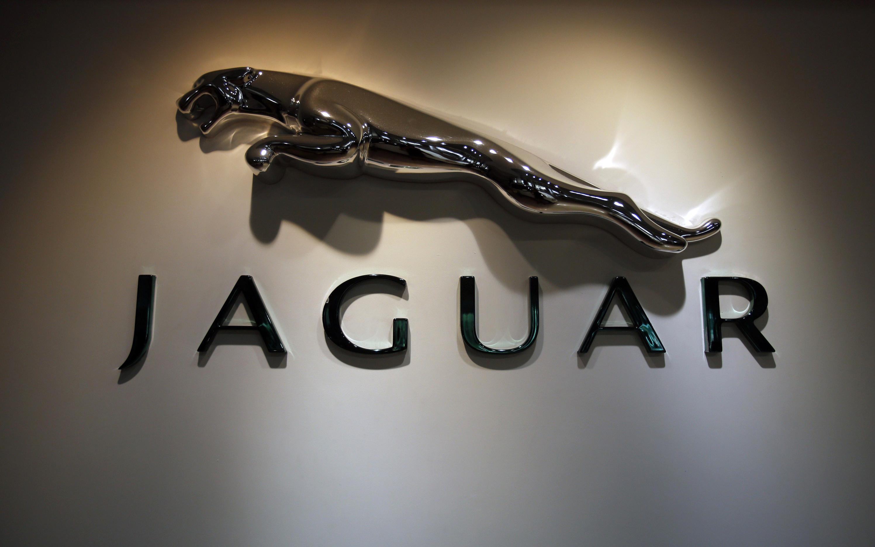 Логотип Jaguar компании Jaguar Land Rover. С 2008 года бренд принадлежит индийской Tata Motors