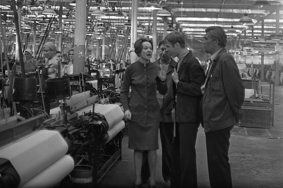 Людмила Гурченко и Федор Одиноков (крайний справа) в фильме &laquo;Старые стены&raquo; Виктора Трегубовича, 1973 год