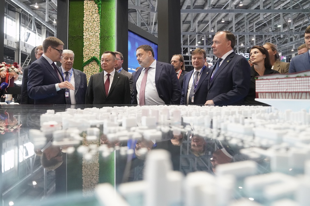 Министр на стенде ГК «КОРТРОС»