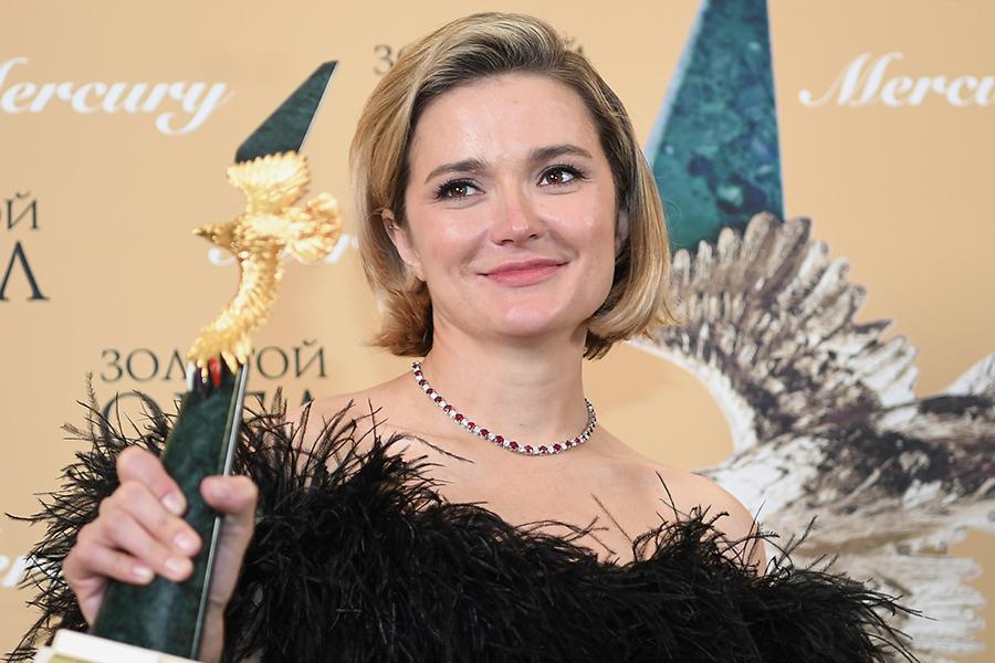 Режиссер, актриса Надежда Михалкова, победившая в номинации &laquo;Лучший короткометражный фильм&raquo; (&laquo;One Mango, Please&raquo;), на церемонии вручения национальной премии в области кинематографии и телевидения за 2020 год &laquo;Золотой Орел&raquo; в павильоне киноконцерна &laquo;Мосфильм&raquo;

