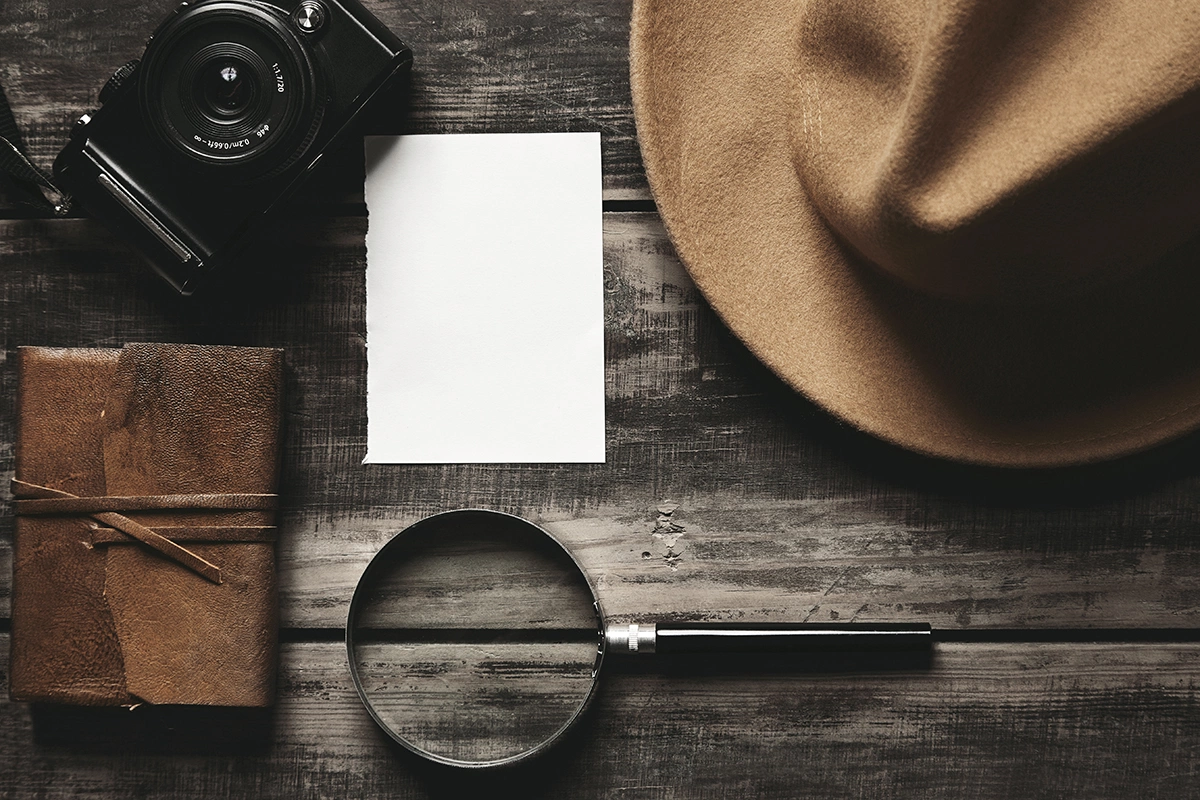 Разложите подсказки по всему помещению