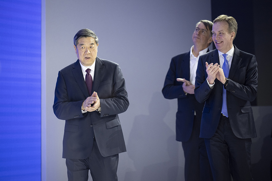 Еще одним спикером стал вице-премьер Китая Хэ Лифэн