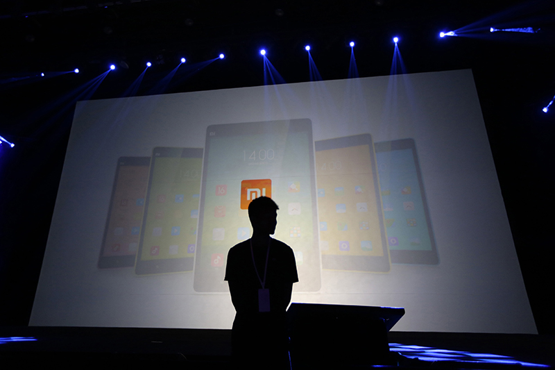 Xiaomi Mi5

Интерес к этому смартфону вызван не столько его характеристиками, сколько самим фактом его возможного появления в России. Китайская компания Xiaomi входит в число самых крупных производителей смартфонов в мире (№1 в Китае), но в России пока не представлена.

Устройства Xiaomi стоят гораздо меньше, чем сходные по характеристикам гаджеты западных производителей. Предположительные характеристики Mi5: 5-дюймовый (или больше) дисплей, процессор Qualcomm Snapragon 810, 3-4 Гб оперативной памяти, 21-мегапиксельная камера от Sony и мощный аккумулятор.

На фото: презентация смартфонов Xiaomi, Пекин, 22 июля 2014 года.