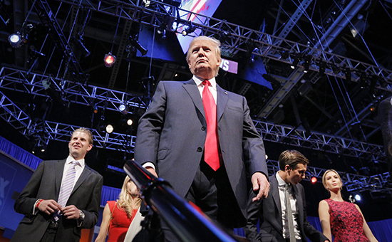 Бизнесмен Дональд Трамп выходит на сцену во время дебатов&nbsp;​кандидатов в президенты США