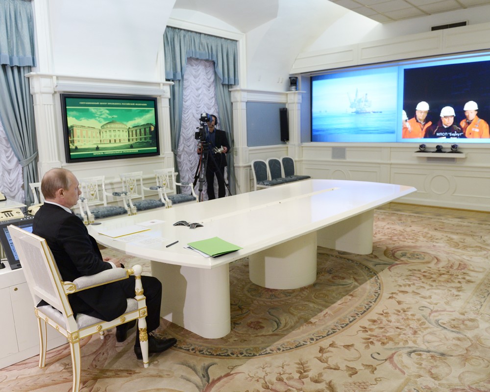 Владимир Путин во время видеоконференции с буровой платформой "Беркут"