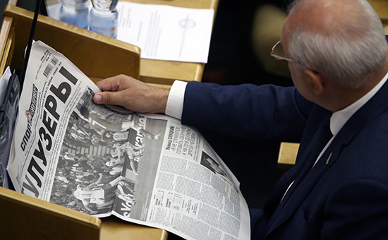 Депутат читает газету &laquo;Спорт-Экспресс&raquo; на&nbsp;пленарном заседании Государственной думы РФ


