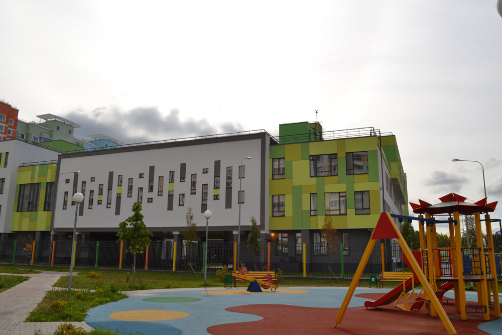 На прилегающей к школе территории обустроены универсальная спортивная площадка для волейбола и баскетбола, площадки для занятия физкультурой и беговая дорожка
