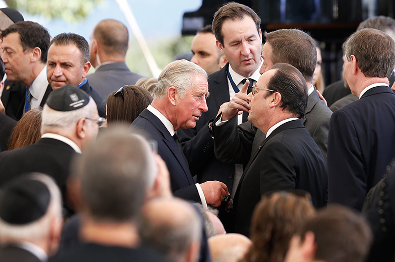 Британский принц Чарльз  (на фото слева) и&nbsp;президент Франции Франсуа Олланд во&nbsp;время похорон Шимона Переса
