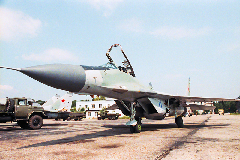 Истребитель МиГ-29 был разработан еще в&nbsp;начале 1980-х годов и&nbsp;по&nbsp;тем временам считался передовым легким истребителем, который&nbsp;мог одновременно сочетать высокую маневренность и&nbsp;способность&nbsp;атаковать противника ракетами
средней дальности и&nbsp;ближнего&nbsp;боя
