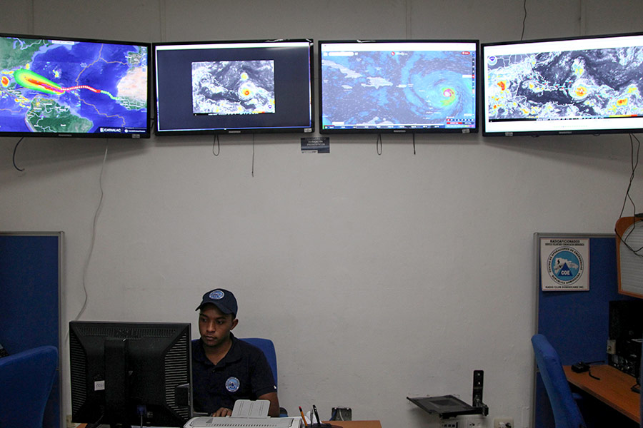 Сотрудник Комитета по чрезвычайным операциям отслеживает траекторию урагана «Ирма» в Санто-Доминго (Доминиканская Республика)