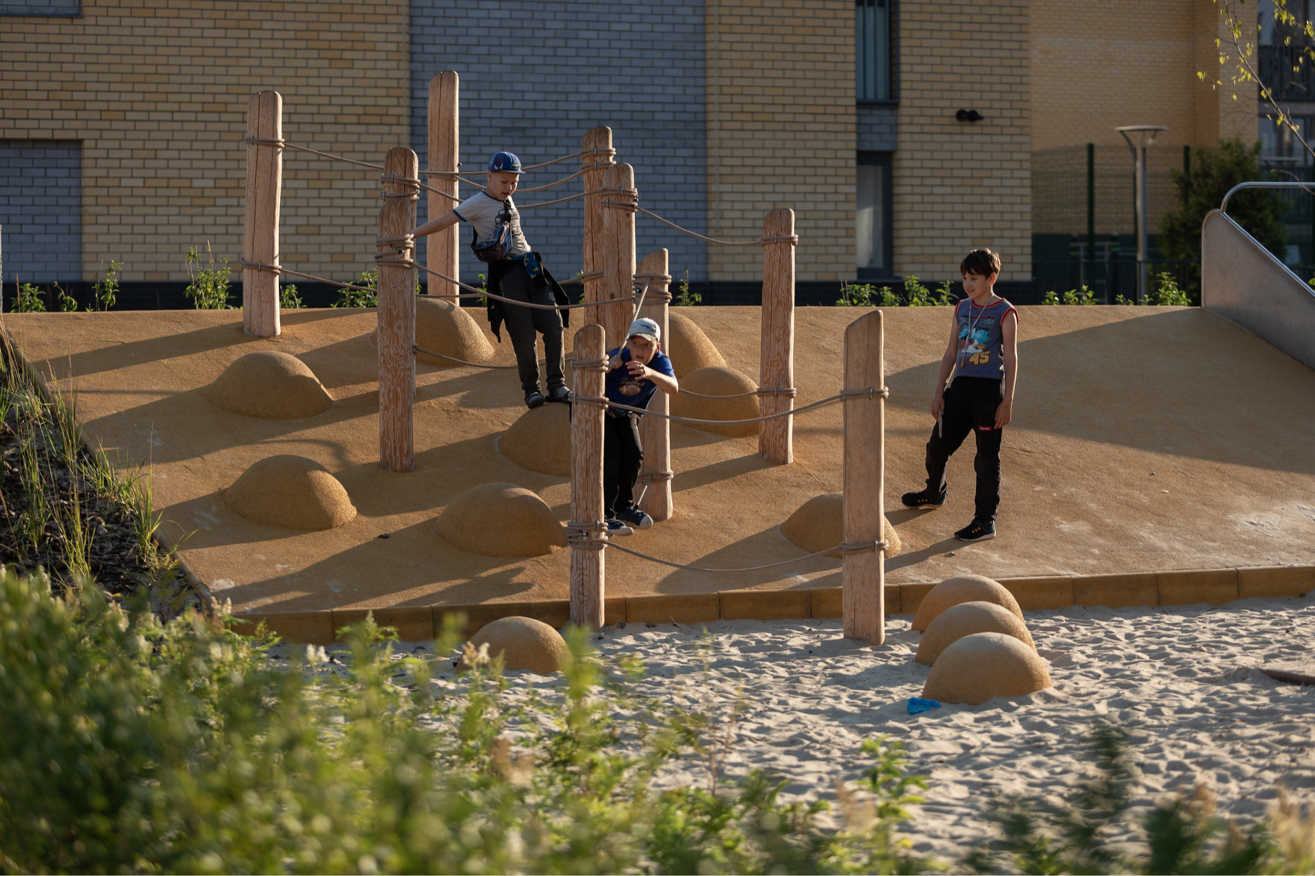 Для возможности детей контактировать с природой при проектировании детской площадки предусматривается доступ к природным материалам, используются естественные покрытия, озеленение, ландшафт
